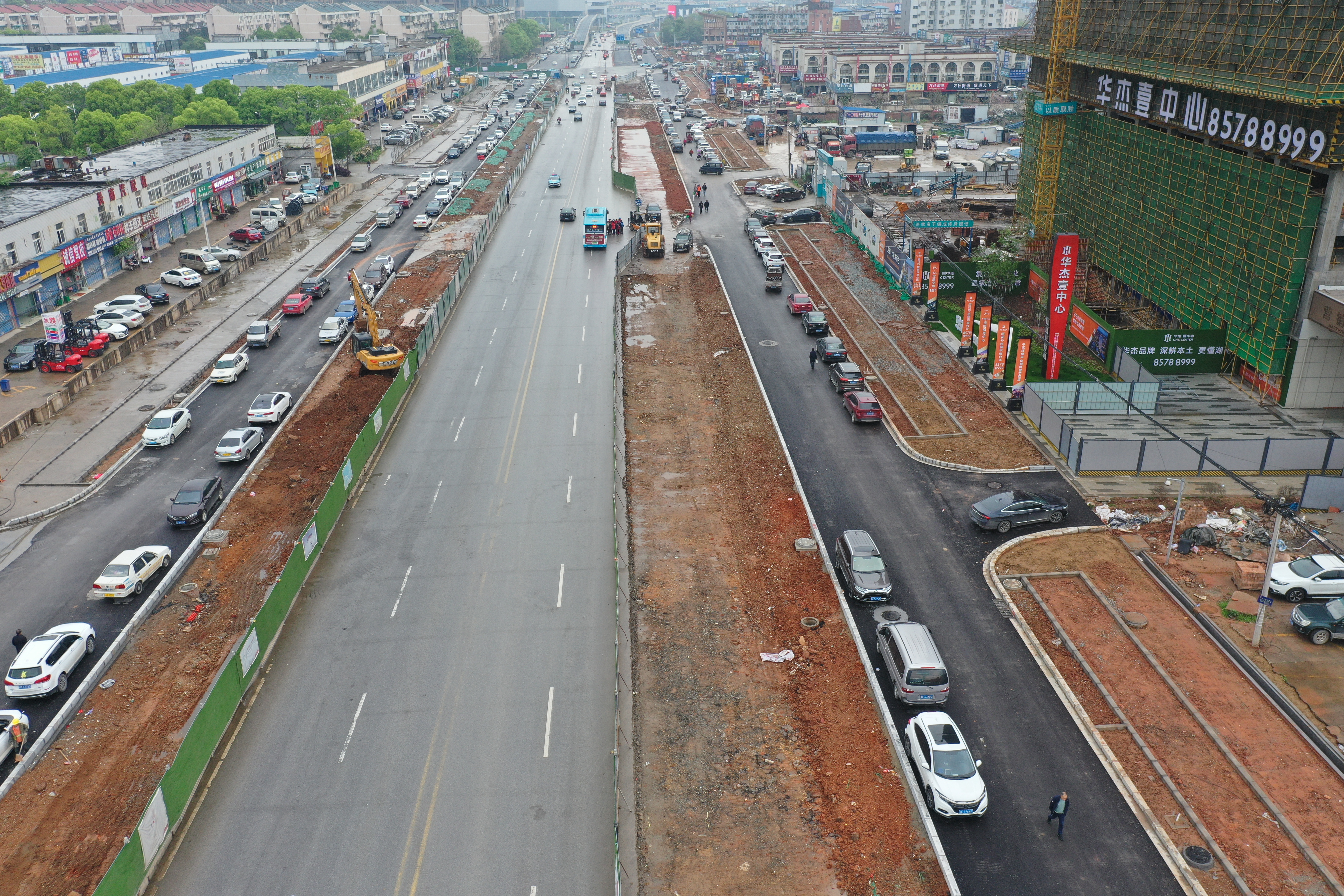 14日，先锋路部分路段辅道已基本成型。该道路原来路幅仅14米，提质改造后将扩宽到47～60米，市民出行将更顺畅。均为长沙晚报全媒体记者 陈焕明 通讯员 周培 摄影报道