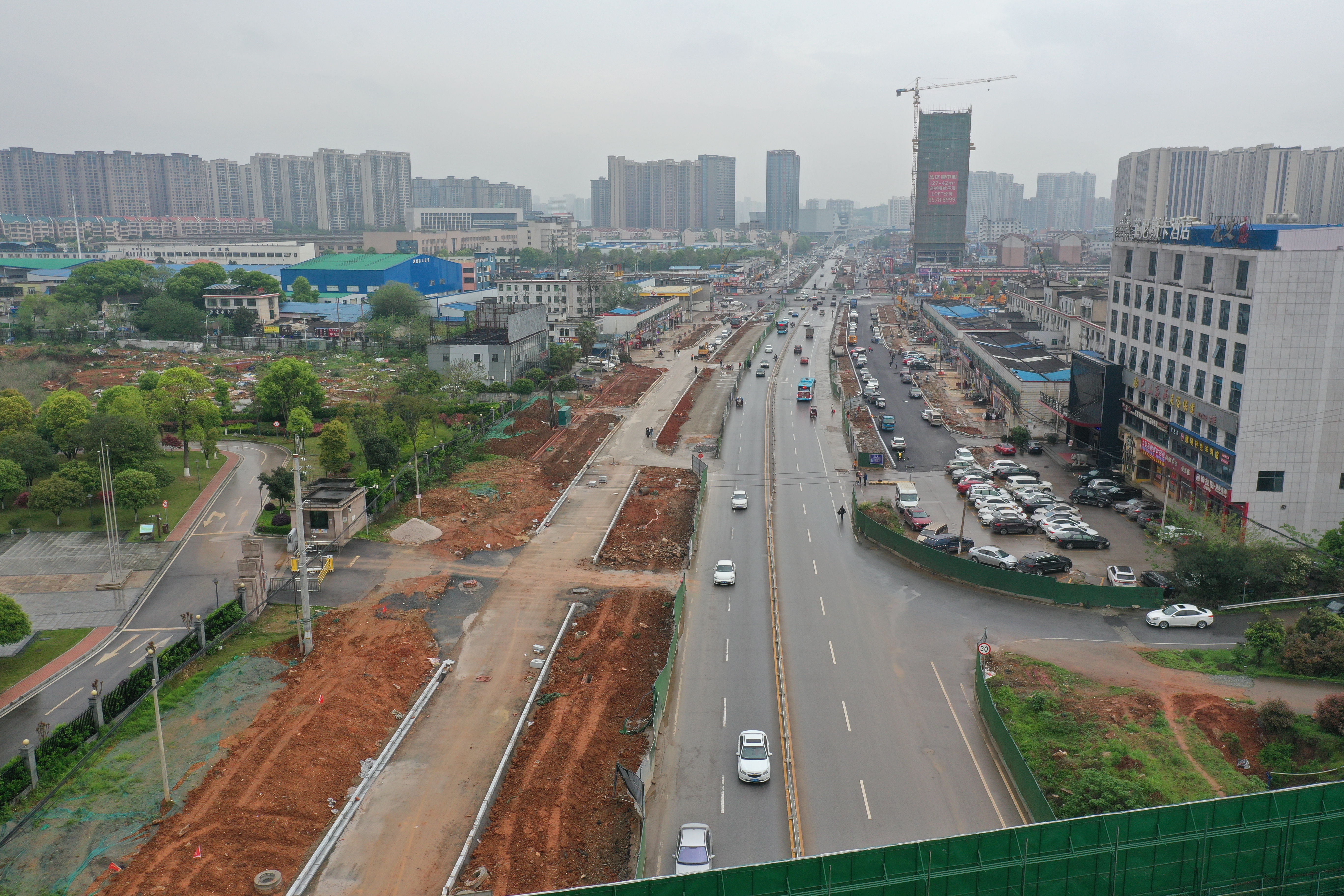 图为先锋路施工现场。