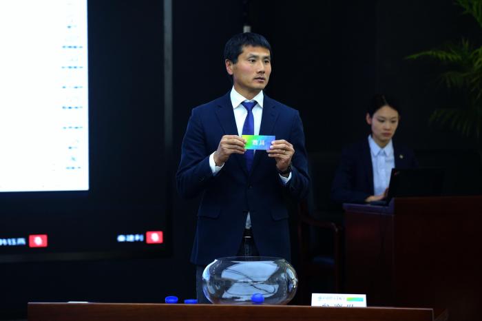 中国足协执委、国家队训练总监邵佳一在抽签仪式现场。中国足协供图 点击进入下一页