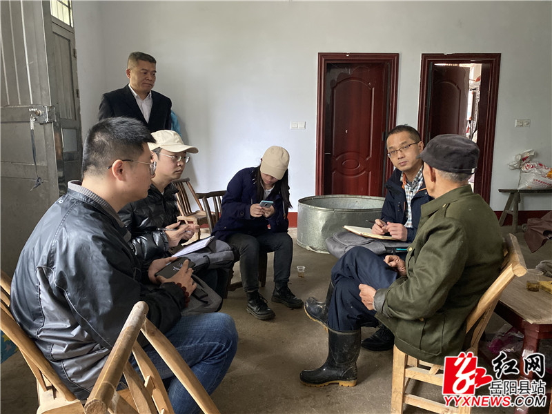 采访组与贫困户座谈.jpg