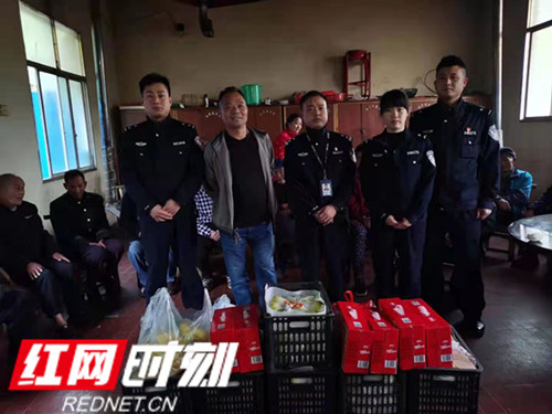 杉木桥派出所民辅警到敬老院慰问老人_副本.jpg 杉木桥派出所民辅警到敬老院慰问老人_副本.jpg