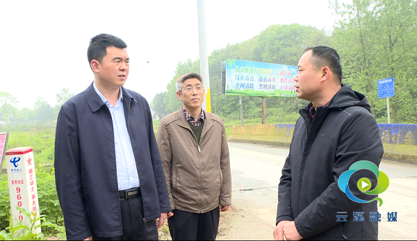 云溪融媒4月15日讯(记者 杨子豪)14日,区委副书记潘宏军沿撇洪河开展