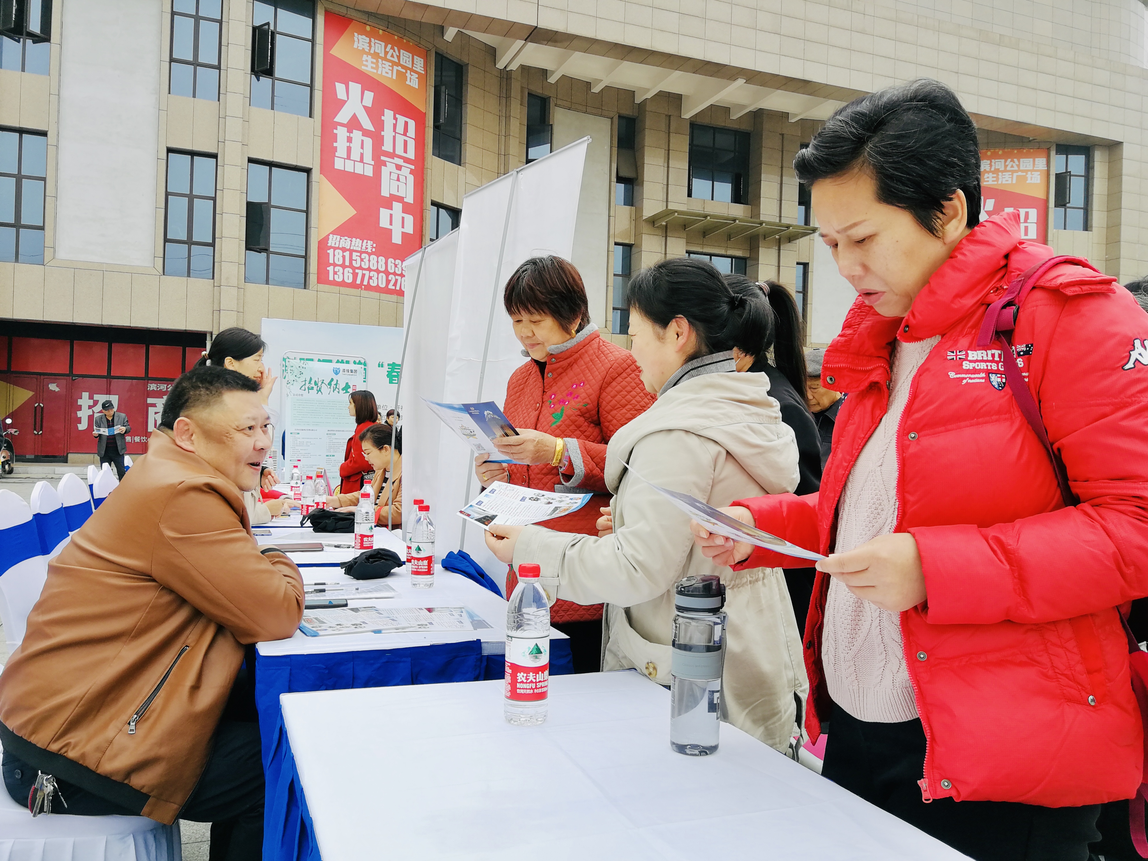 招聘会就在农安小区广场里开，被征地农民纷纷来求职。 