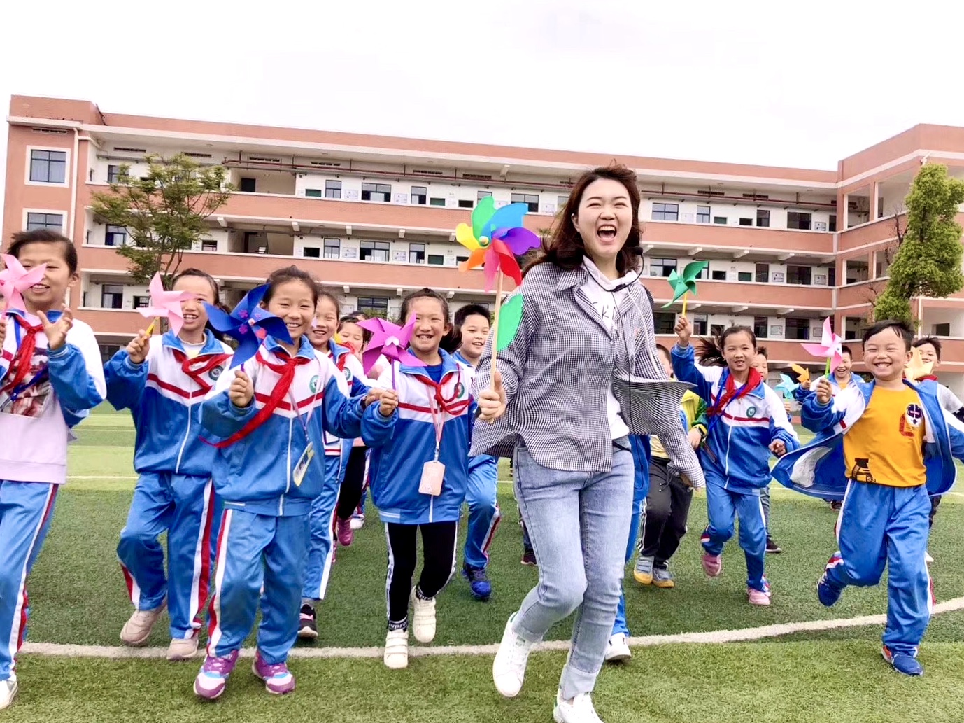 天心区八局小学“无作业日“，同学们动手制作美美的风车，放飞心情。