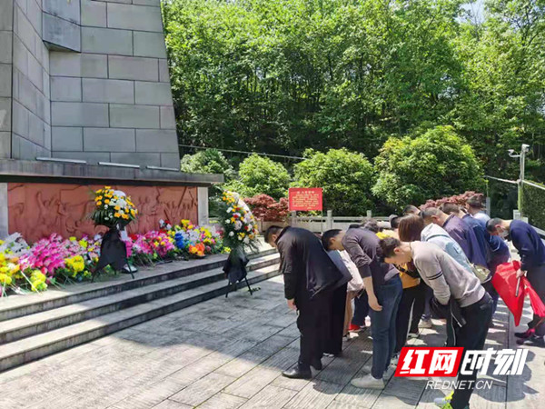 鞠躬_副本.jpg 鞠躬_副本.jpg