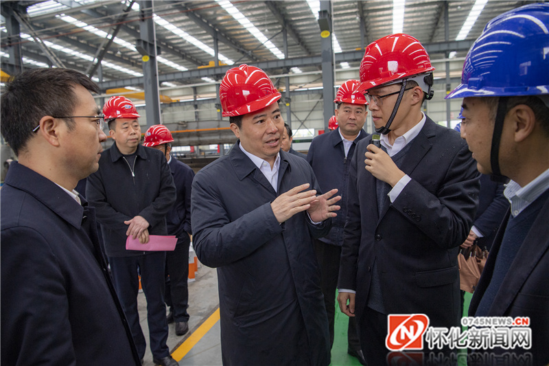 4月18日，市委副书记、市政府党组书记黎春秋在中方县调研。图为黎春秋在湖南中铁五新钢模有限责任公司调