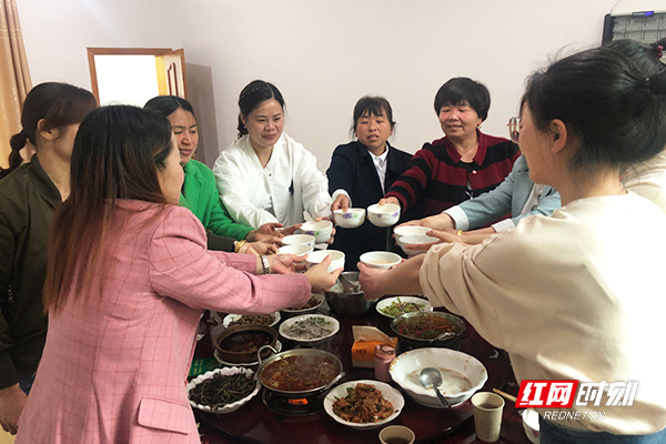 柘溪镇组织委员邹夏迎与妇女主任们在政府食堂一起喝擂茶.jpg