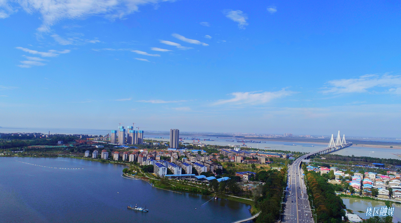 以东风湖新区开发为契机,如今临湖滨江的千亿产业带正加速形成.