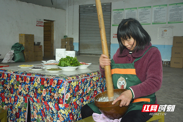 4月14日，在乐安镇蚩尤村村民在打擂茶，用安化红皮小籽花生打的擂茶格外香.jpg