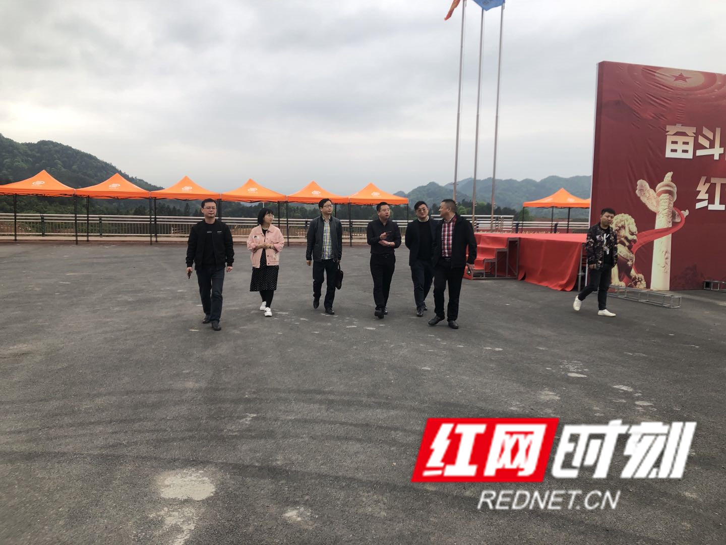 走访茶香花海项目建设地。_副本.jpg