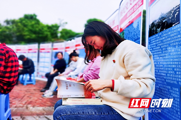 党员认真学习_副本.jpg