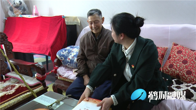 鹤城区委老干部服务中心：“送学上门”让老干部老有所学.mp4_20210422_161801.175.jpg