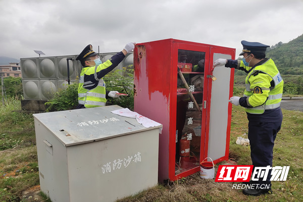 对服务区消防设施进行涂刷。.jpg