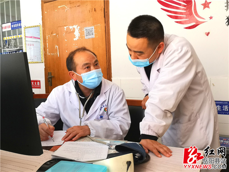殷耀平在新墙中心卫生院指导青年医师.jpg