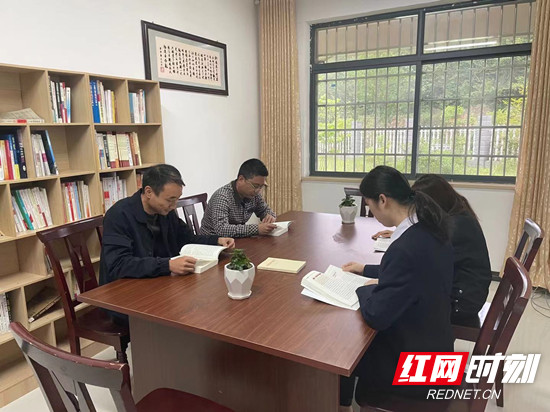 茅岩河养护所在读书日当天组织在所职工开展党史学习教育，一起了解中国共产党党史从嘉兴南湖的红船到星星之火可以燎原的井岗山，从红色之都瑞金到革命转折点遵义，从革命圣地延安到农村指挥所西柏坡……，一段段历史，一个个镜头，一幅幅画面又重新呈现在职工眼前。通过再次重温党史，让职工对中国共产党有了更清醒的认识，更加坚定了我所职工始终听党话、跟党走的步伐，坚定不移走中国特色社会主义道路的信心与决心。_副本.jpg