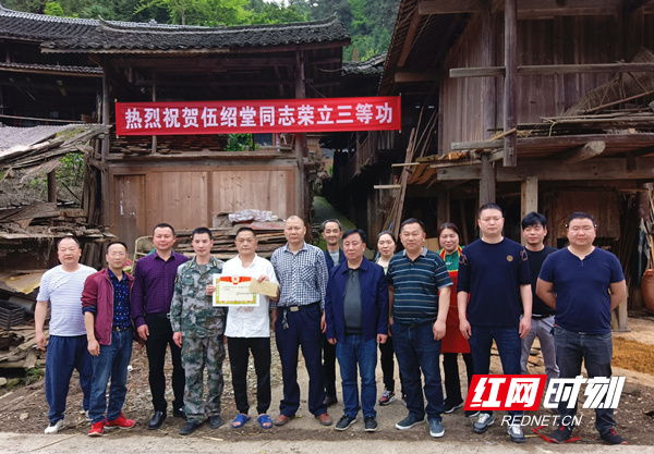 绥宁：军地合奏“双拥曲” 晚到喜报“味更浓”_邵阳头条网