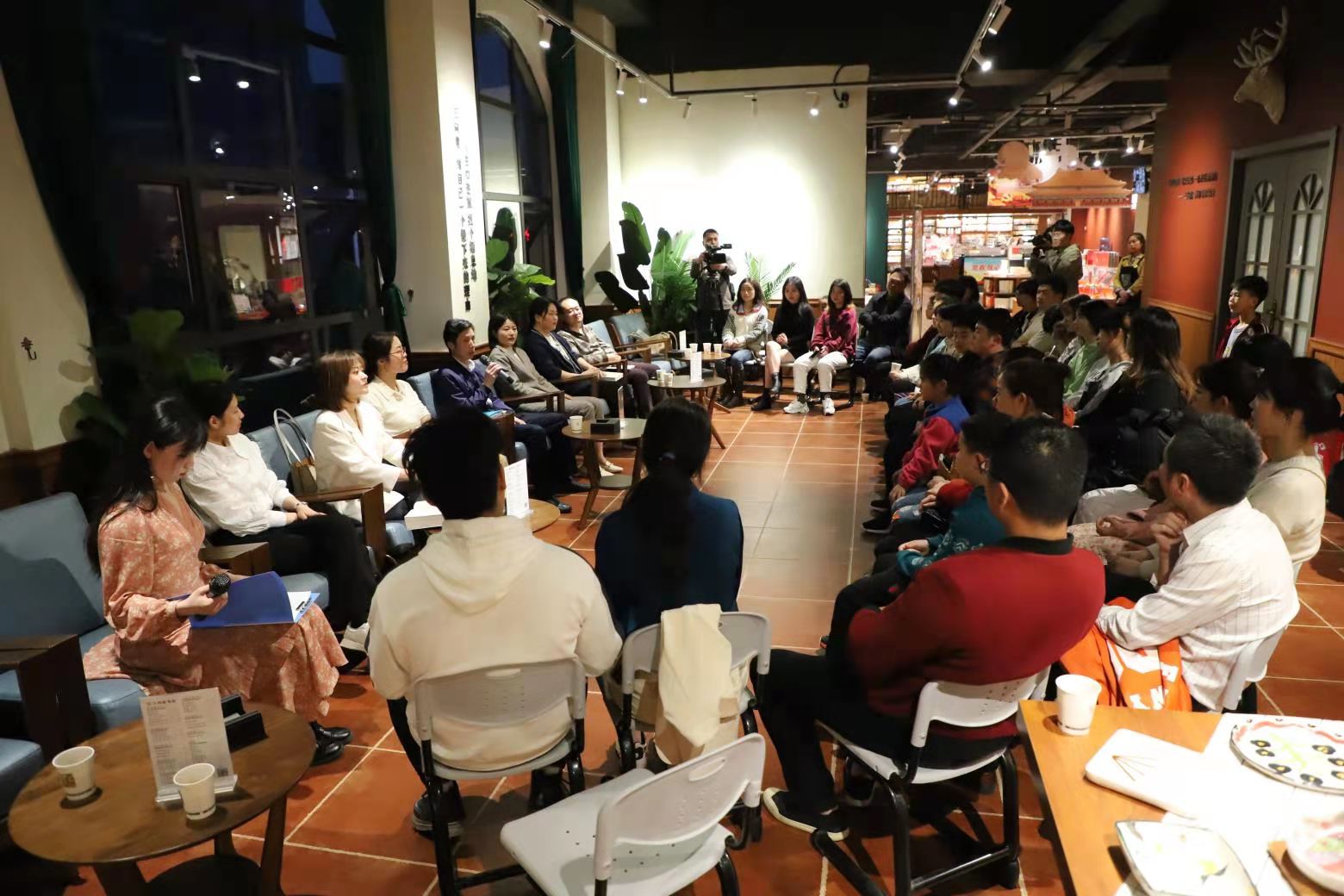 三向度书屋举办艺术沙龙:将娄底地域文化融入文创设计