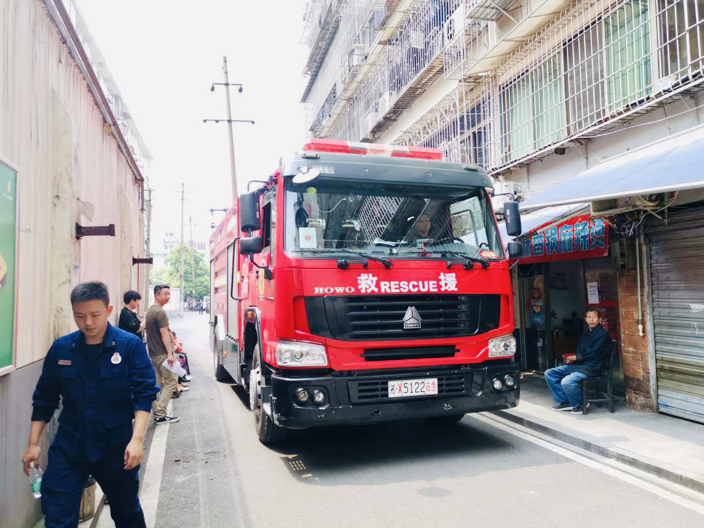 消防车终于可以在街巷里畅行“打转身”。通讯员 唐巍 摄
