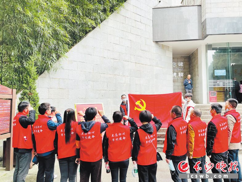 　　百旺金赋带领党员干部前往井冈山参观，激发知史爱党、知史爱国情怀。通讯员 供图