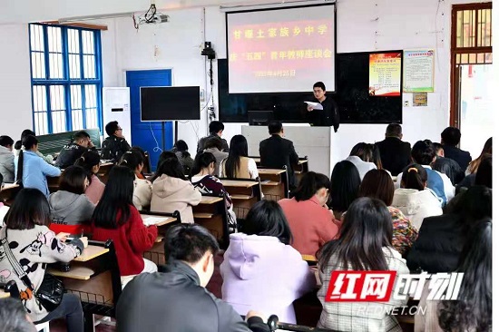 座谈会.jpg