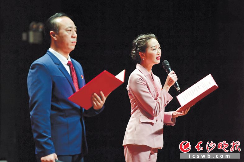 　　长株潭三市机关党员干部带来15个精彩的朗诵节目。长沙晚报全媒体记者 王志伟 摄