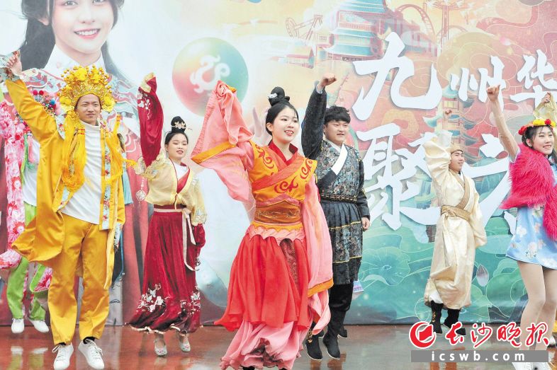 　　长沙方特东方神画匠心打造的“九州华裳聚方特”活动。贺文兵 摄