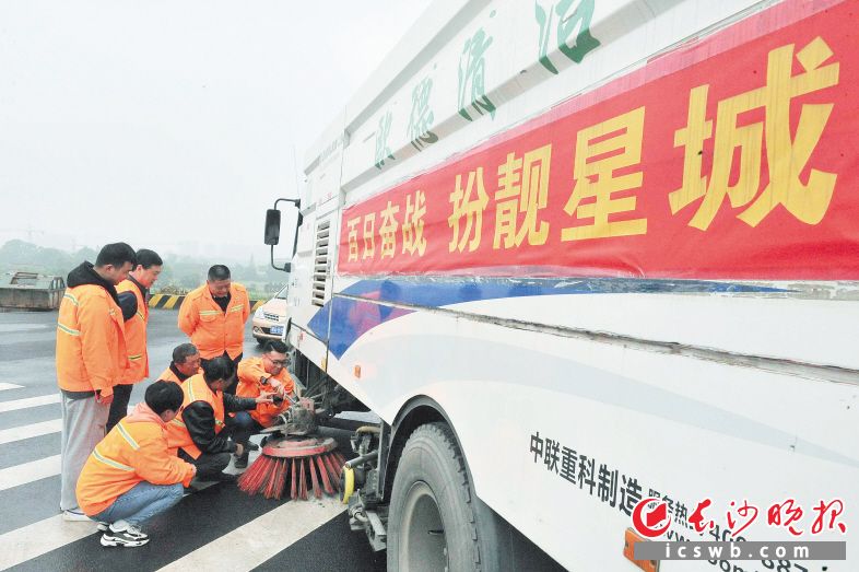 　　为提升市容环境维护水平，26日 ，望城区城管部门对全区一线环卫工人进行为期十天的业务技能培训。图为大家在学习清扫车维护保养技能。                                                                                                                                    长沙晚报全媒体记者 贺文兵 摄