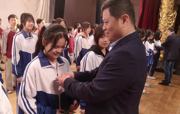 学校领导为新团员佩戴团徽.jpg