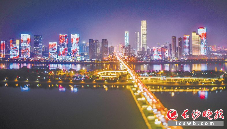 　　城市灯光秀在长沙湘江两岸“绽放”，夜长沙如诗如画。黄启晴 摄