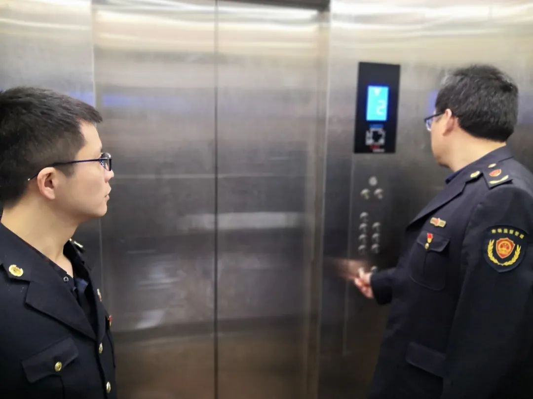 执法人员上门检查电梯的运行情况及相关合格检验证明.jpg