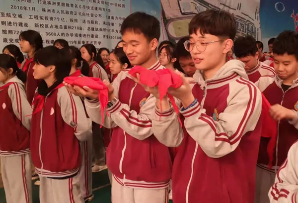 初三学生依依不舍的取下红领巾.jpg