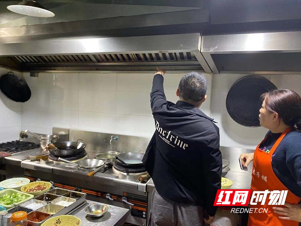 食安专干对辖区饭店油烟设备及排放进行检查.jpg 食安专干对辖区饭店油烟设备及排放进行检查.jpg