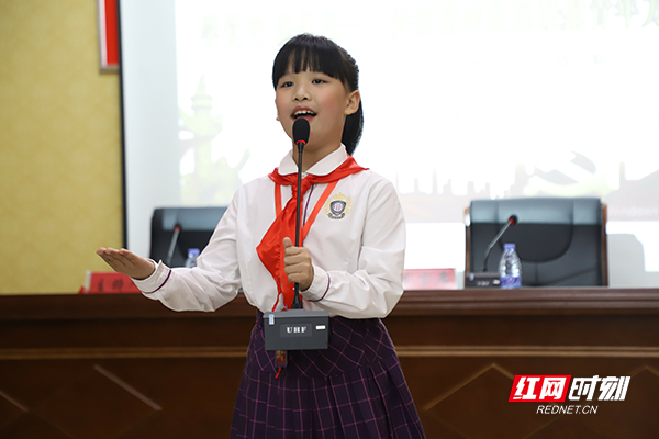 少先队员代表讲述红色经典故事。.jpg