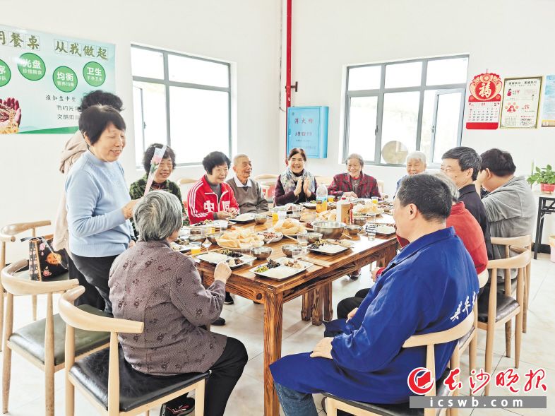 　　在日间照料中心，大家开心地为老朋友庆生。长沙晚报全媒体记者 颜家文 通讯员 罗园摄影报道