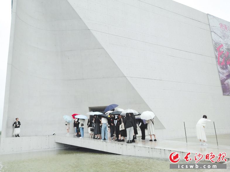 　　谢子龙影像艺术馆外观别具一格，哪怕下雨都有众多年轻人排队打卡。