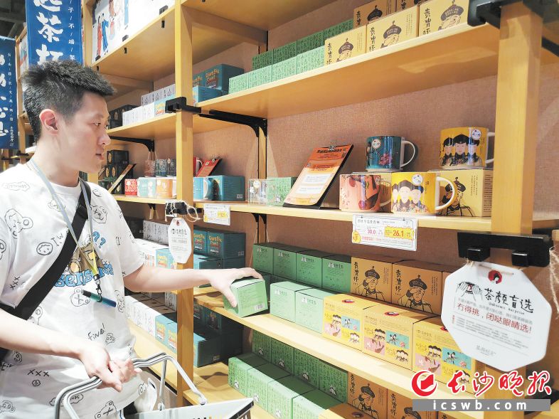 　　消费者在选购茶颜盲选商品。　　长沙晚报全媒体记者 刘捷萍 摄