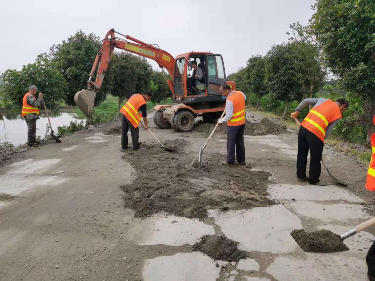 注滋口镇:热火朝天修路忙 路畅换得民心爽