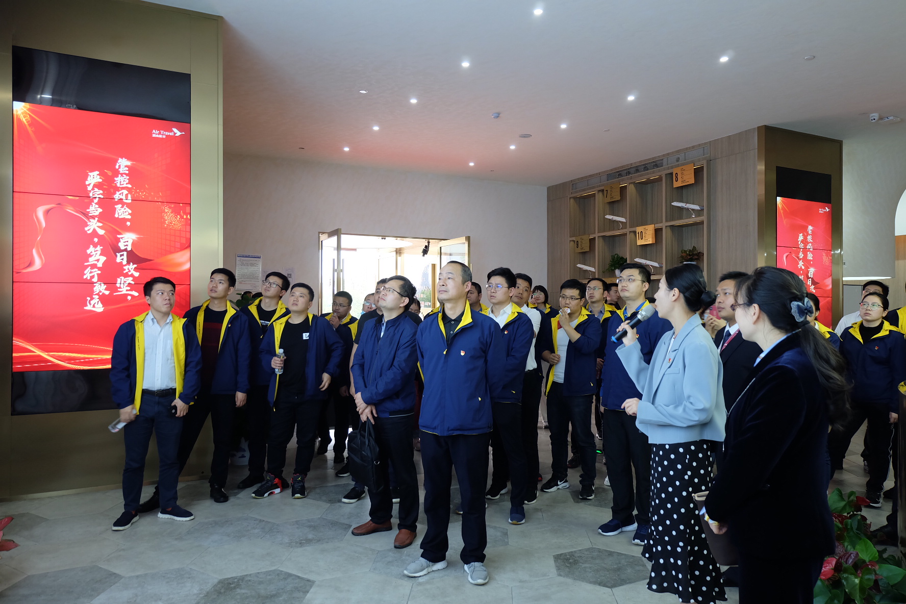 图为中青三班学员们在湖南航空股份有限公司、湖南省通用航空有限公司调研。