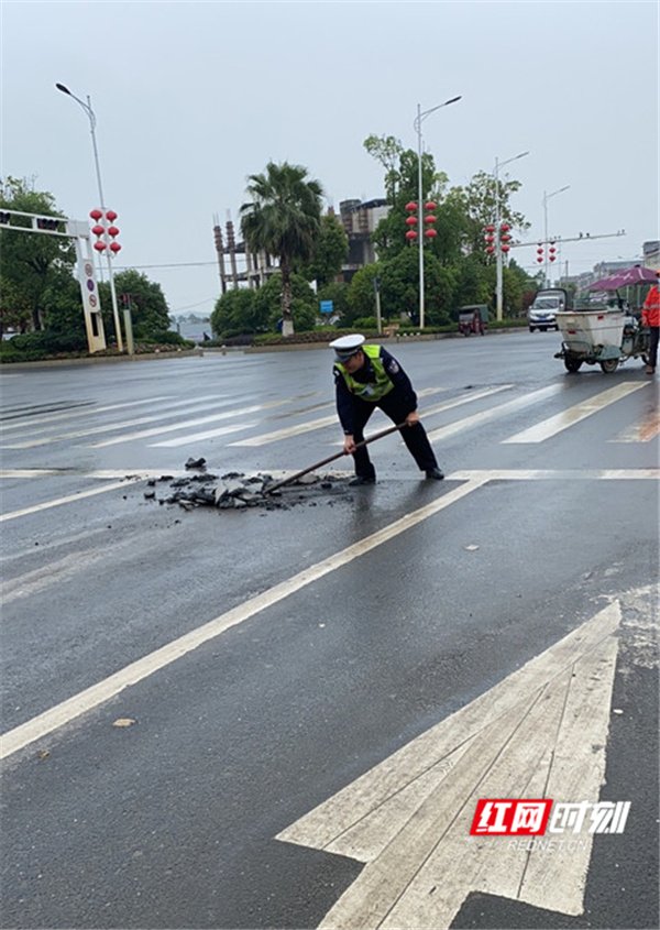 道县交警及时清理路面障碍物.jpg