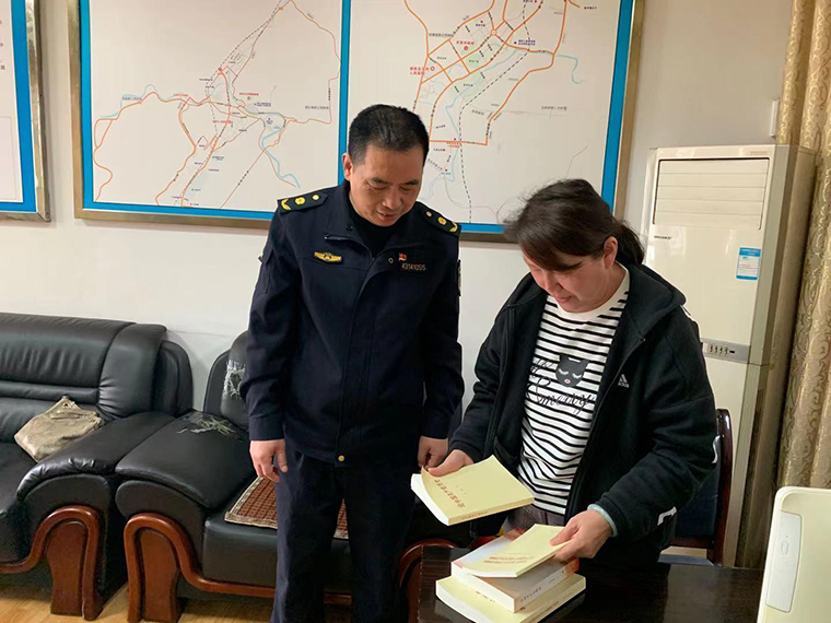 【党史学习教育】心系退休党员 听取心声 党史书籍手中送1.jpg