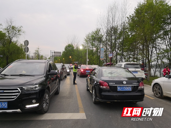 图三：疏导车辆.jpg