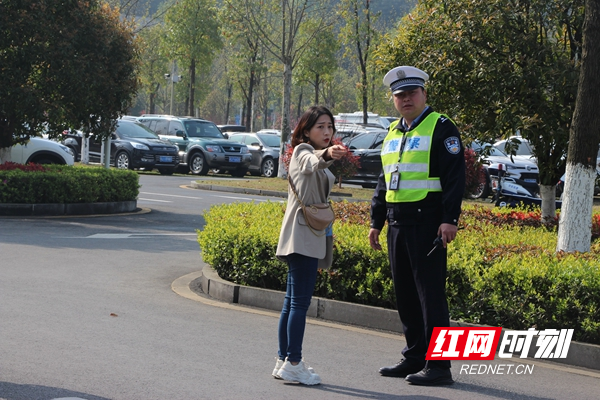 图二：服务群众.jpg