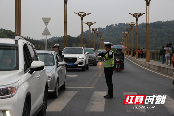 图一：指挥交通.jpg