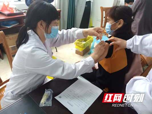 医务人员为群众接种新冠病毒疫苗.jpg