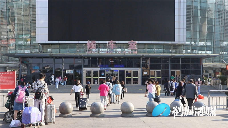 毛克文 怀化火车站 五一假期首日发送旅客1.78万人次.mp4_20210506_161041.749.jpg