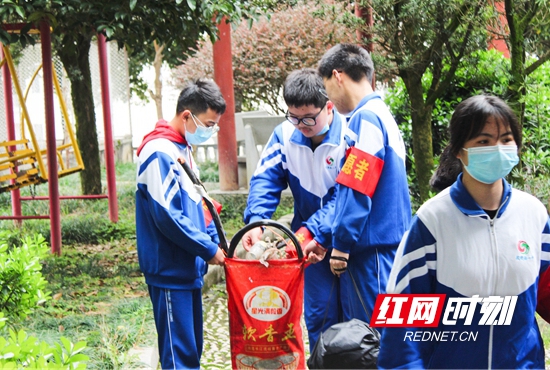 4月9日。区一中组织学生开展以环保为主题的志愿服务活动。.jpg