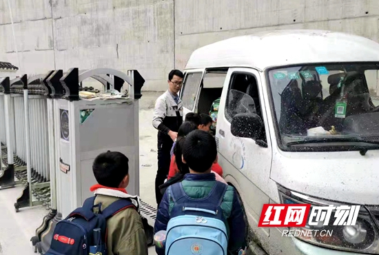 4月15日，协合中心学校党政办主任杜先金为学生放学“保驾护航”。.jpg