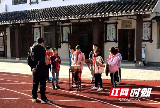 4月12日，天子山小学李祥质老师放学后义务为学生教授围鼓唢呐，传承土家民族文化。.jpg
