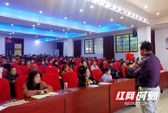 4月14日索溪中心学校邀请专家开展家长培训班，解决家长在育儿方面的困惑。.jpg