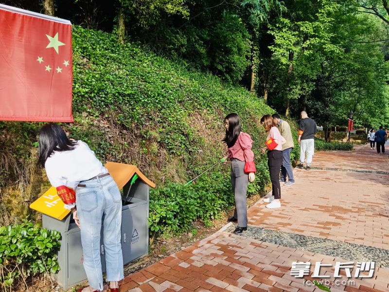 “五四”青年节秀峰街道90后青年干部全体在秀峰公园志愿服务岗位上过节。通讯员 周羽洋 摄